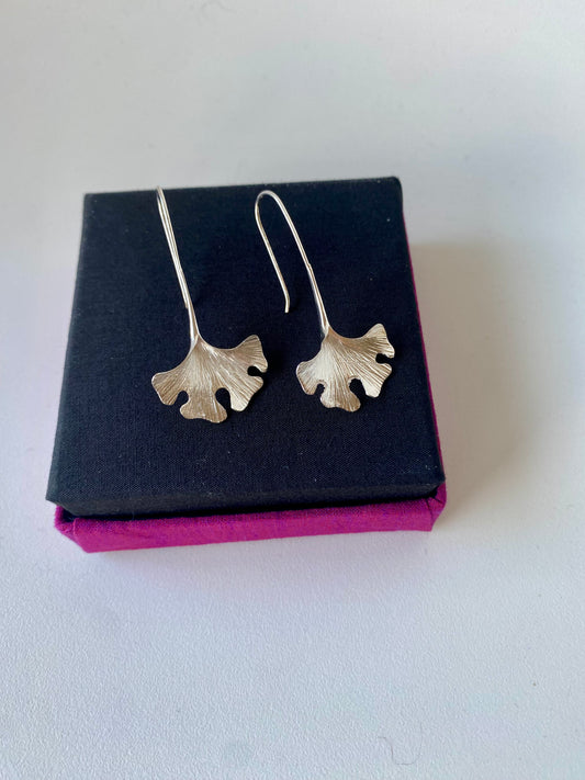 Boucles d’oreilles Feuille de Ginkgo – fait à la main en argent