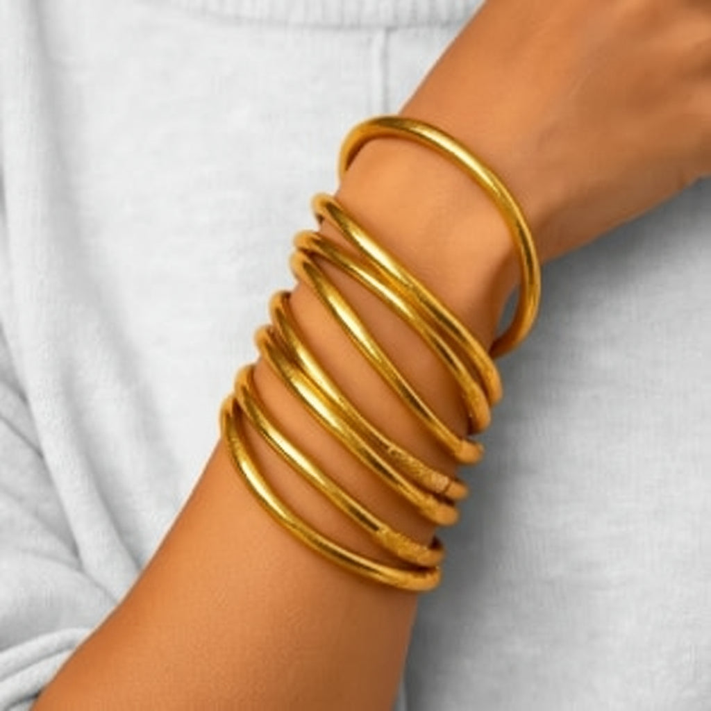 Goudkleurige boeddhistische jonc-armbanden met mantra – Ikita Paris