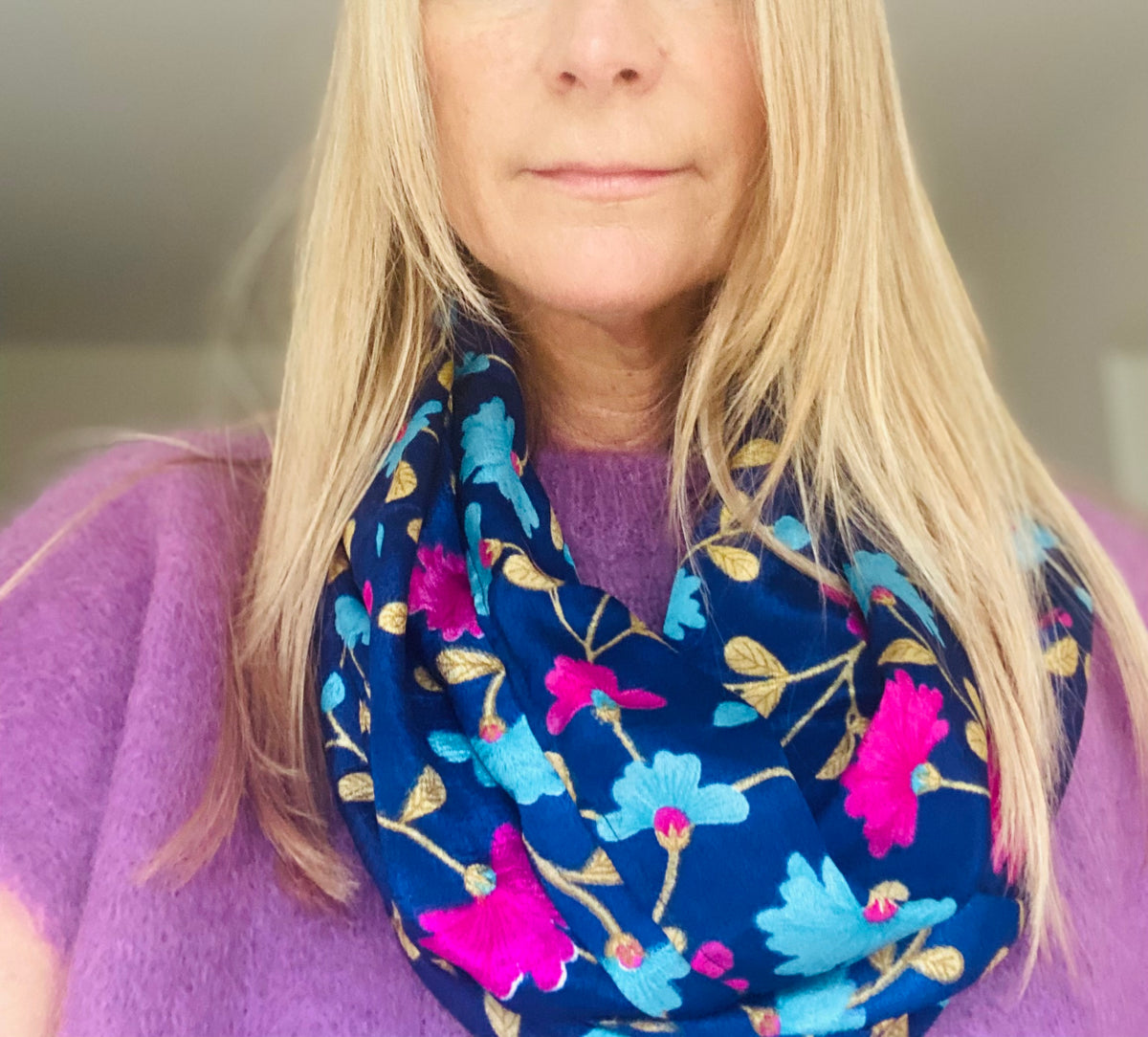 Loop Scarf en sari indien recyclé bleu nuit, turquoise et fuchsia porté autour du cou