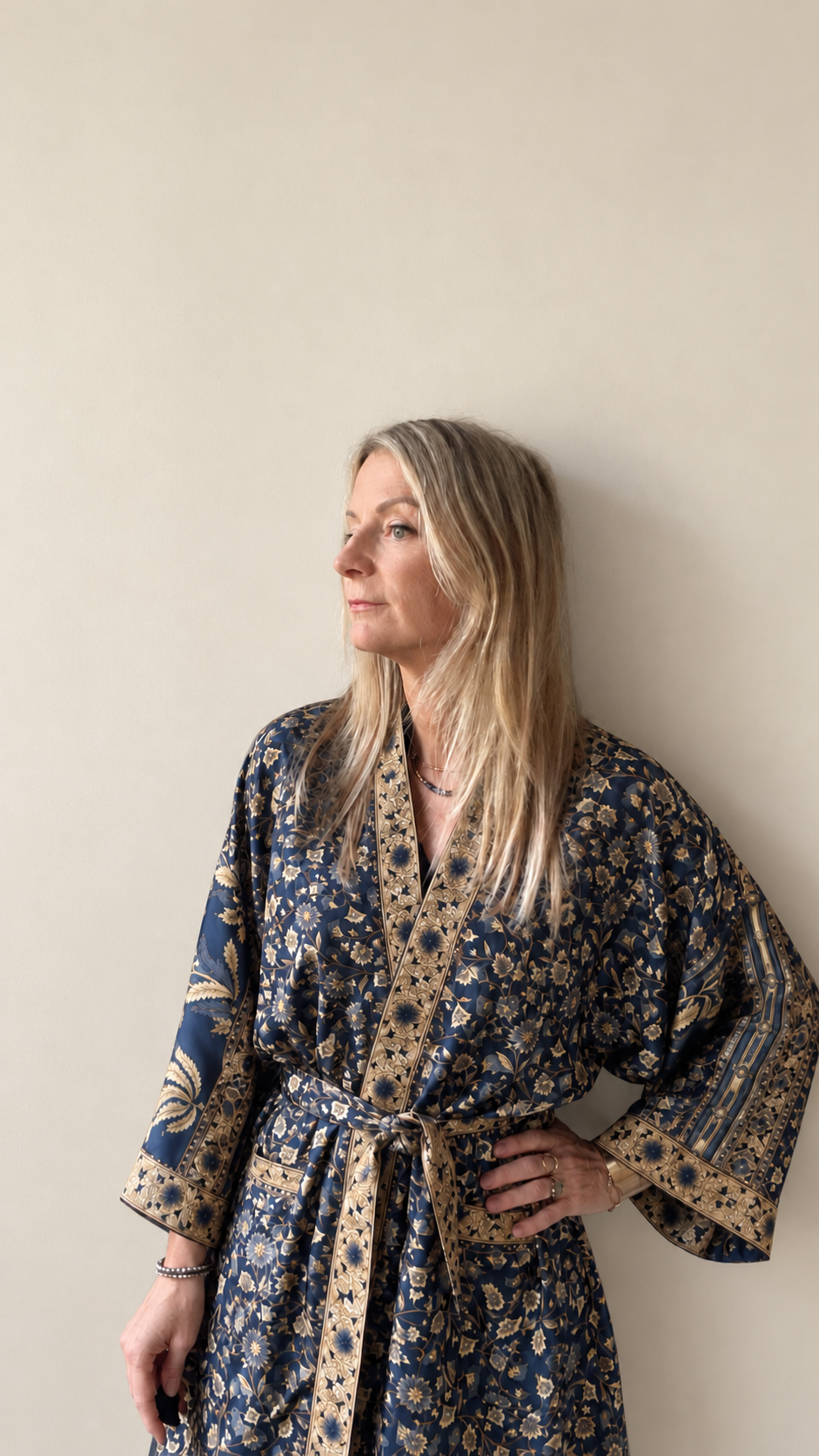 Midi-kimono van gerecyclede Indiase sari – Nachtblauw & beige