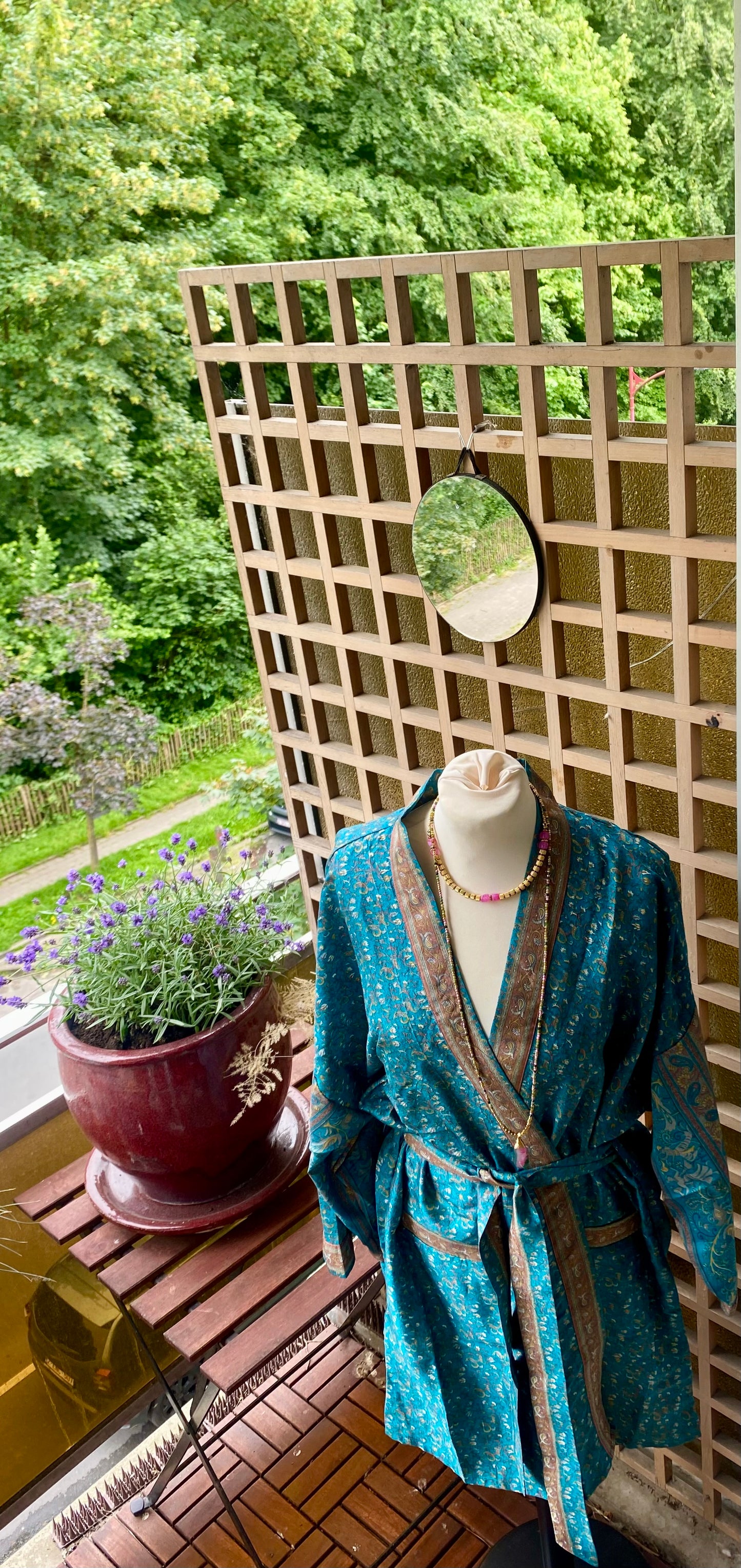 Kimono midi bleu paon en sari recyclé – Pièce unique
