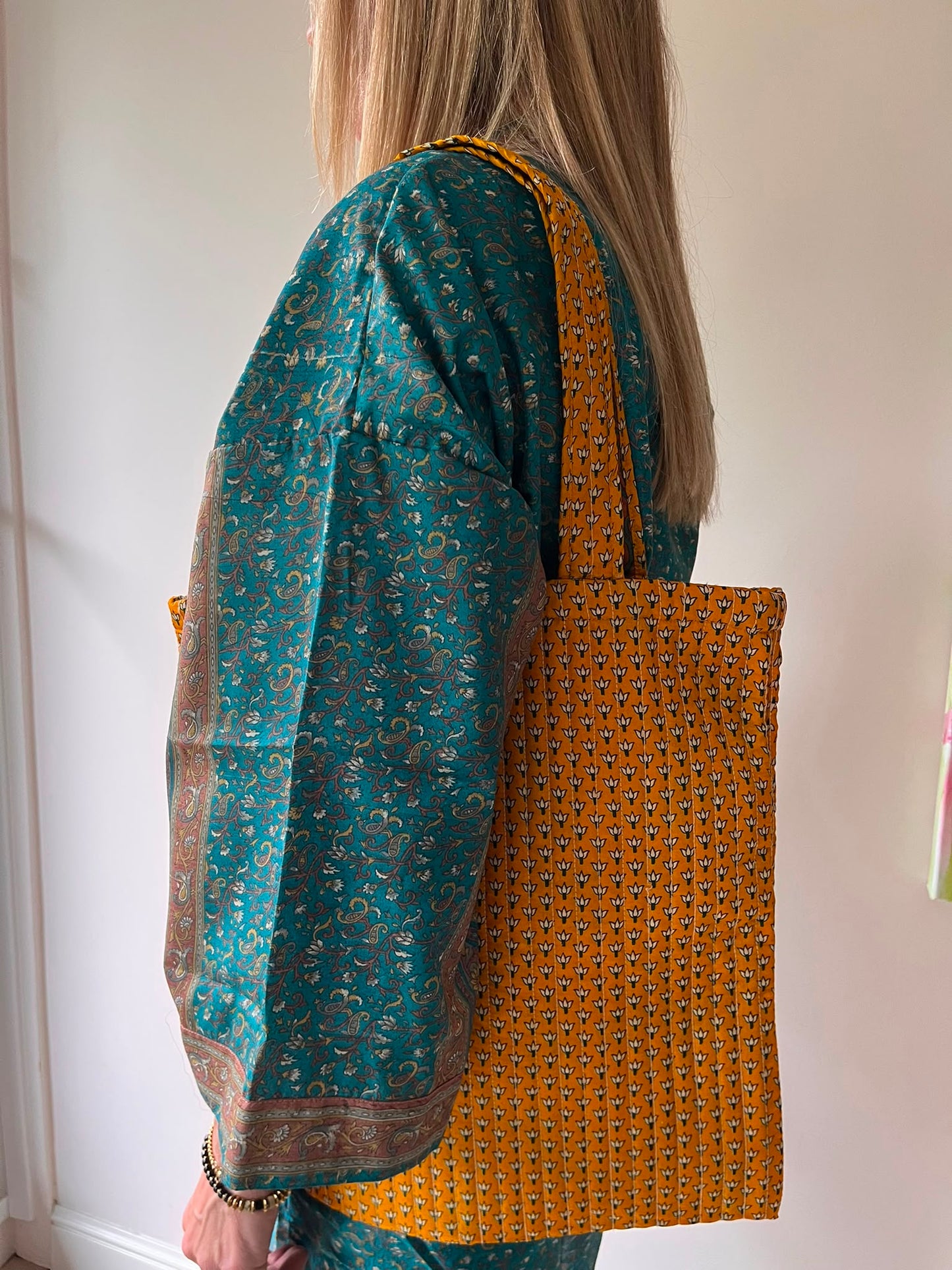 Sac cabas ocre en sari recyclé artisanal – Pièce unique bohème