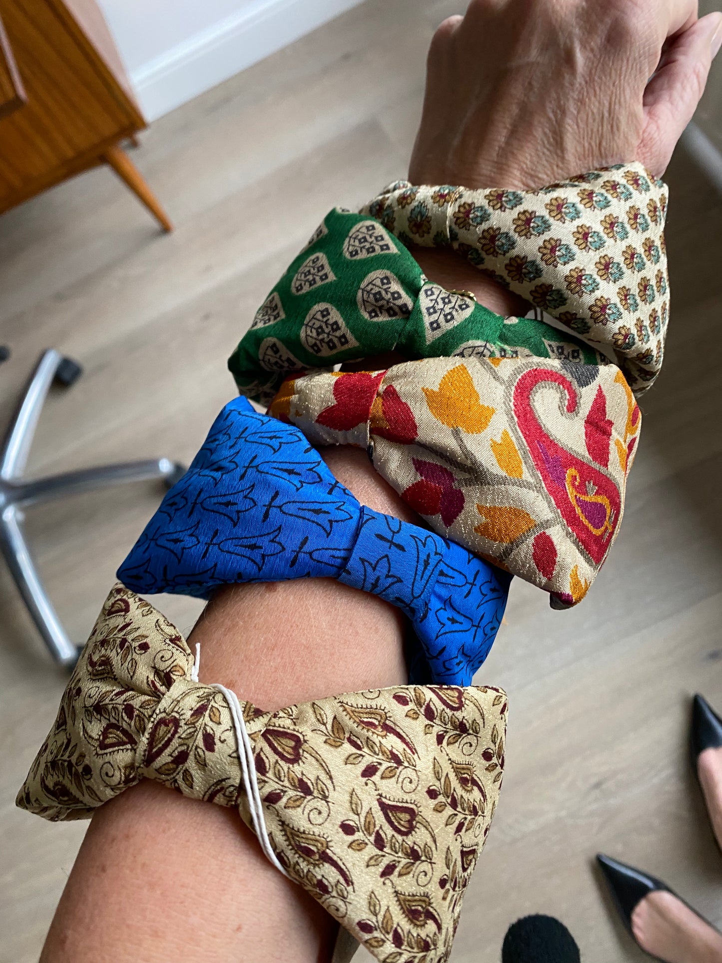 Bandeaux turbans artisanaux en saris recyclés, différents imprimés et coloris présentés sur un avant-bras