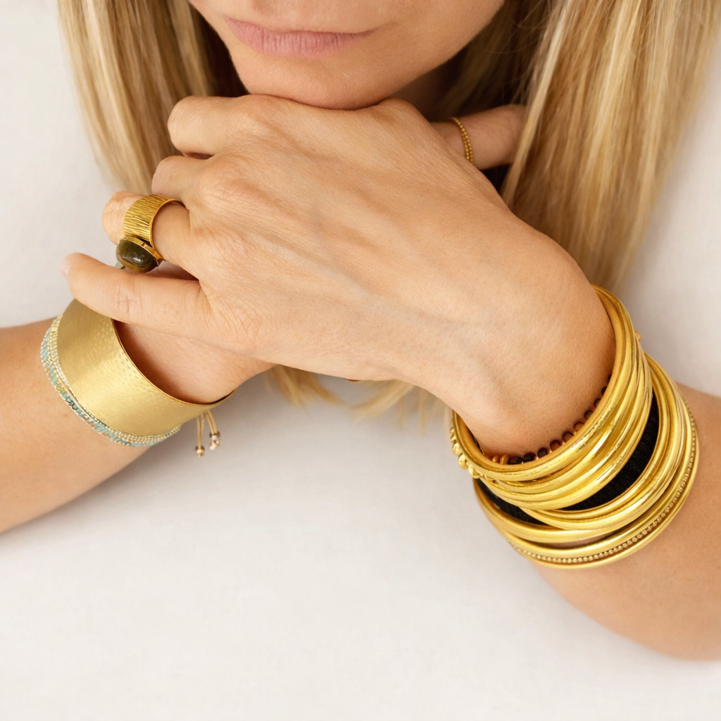 Bracelet ajustable en acier inoxydable brossé pour femme, disponible en doré et argenté