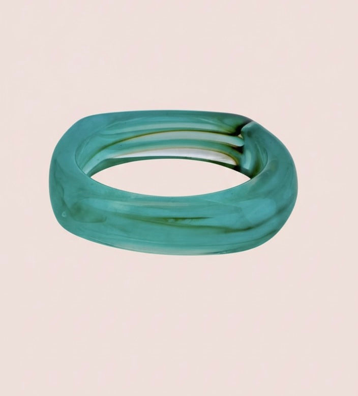 Geometrische jonc-armband van celadongroene hars