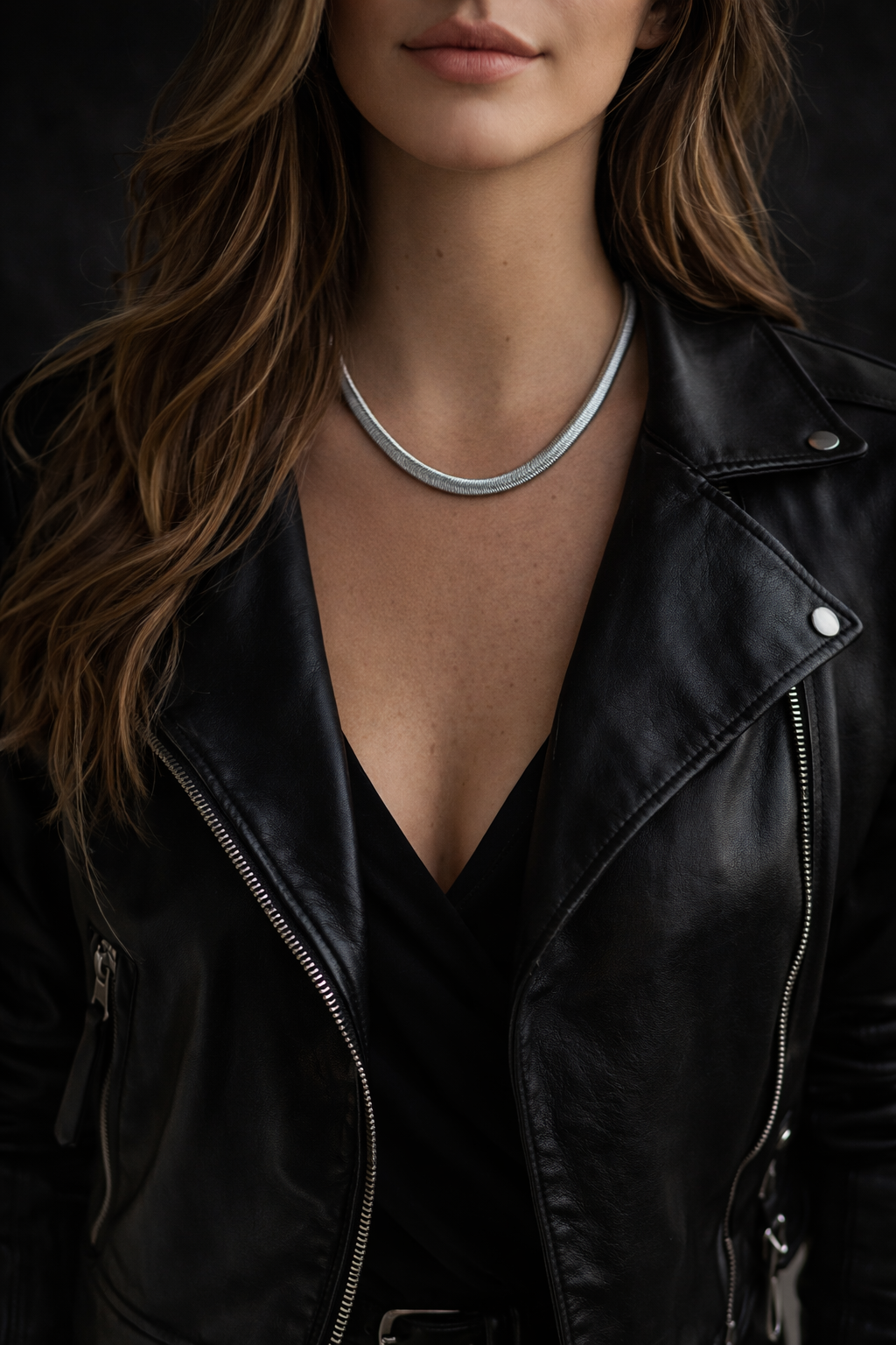 Collier serpent argenté en acier inoxydable au style moderne et élégant