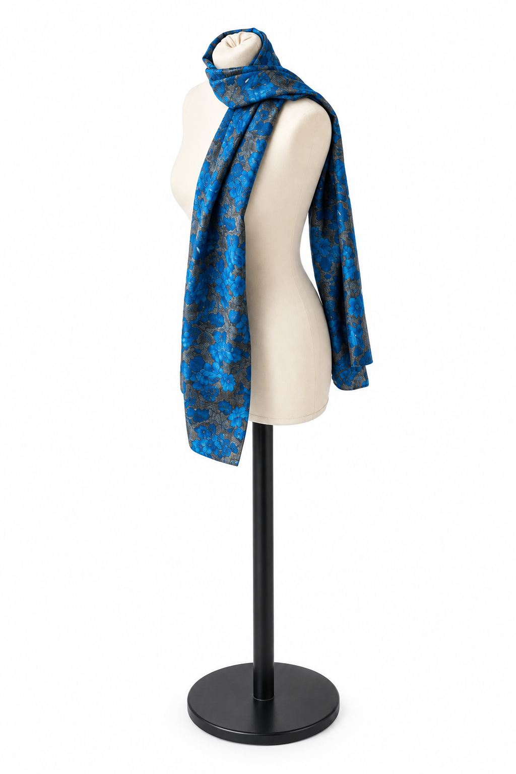 Foulard-étole en sari indien recyclé bleu et gris porté autour du cou