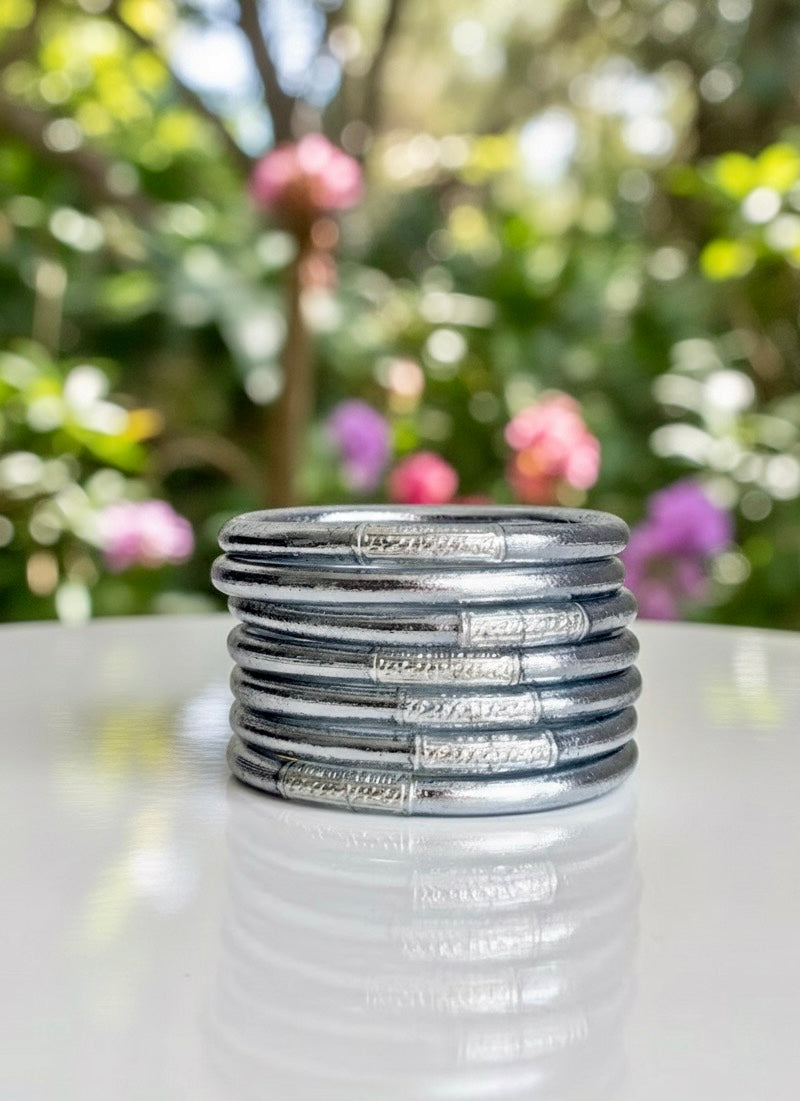 Boeddhistische jonc-armbanden met zilverkleurig mantra – Ikita Paris
