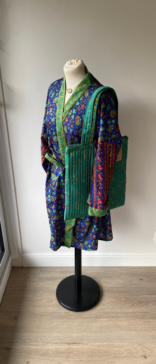 Kimono bohème chic bleu royal en sari recyclé avec sac assorti