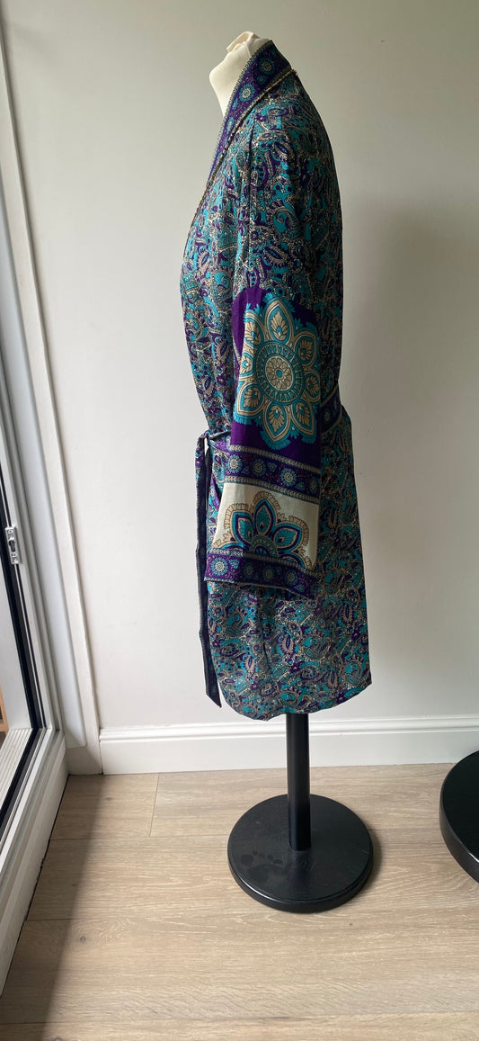 Kimono bohème femme turquoise et violet à motifs cachemire vue de profil