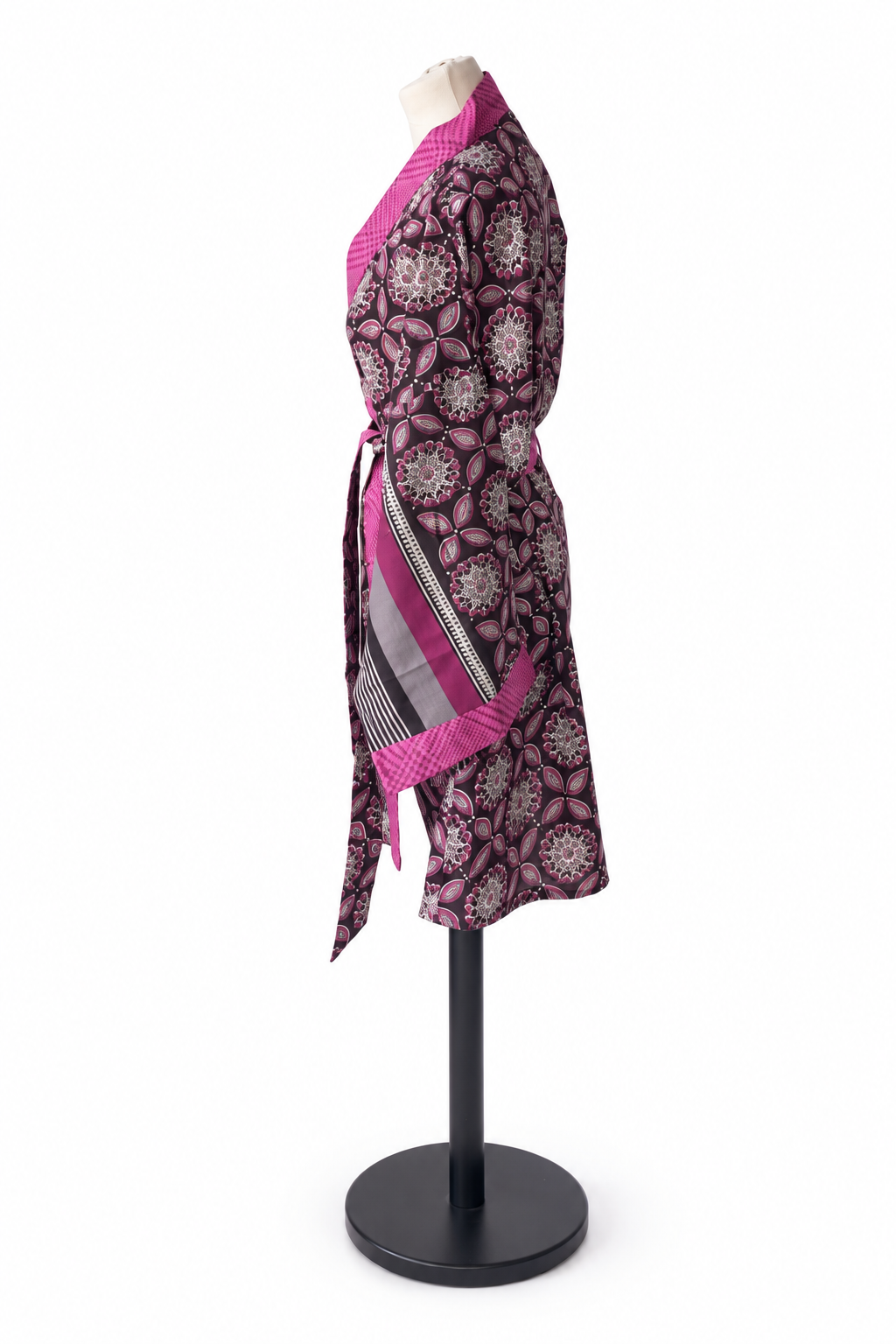 Kimono midi en sari indien recyclé violet et fuchsia – vue de profil
