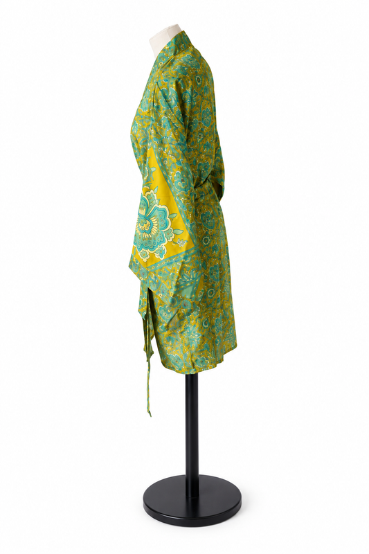 Kimono midi en sari recyclé vert olive, turquoise et jaune doré, vu de profil sur mannequin.