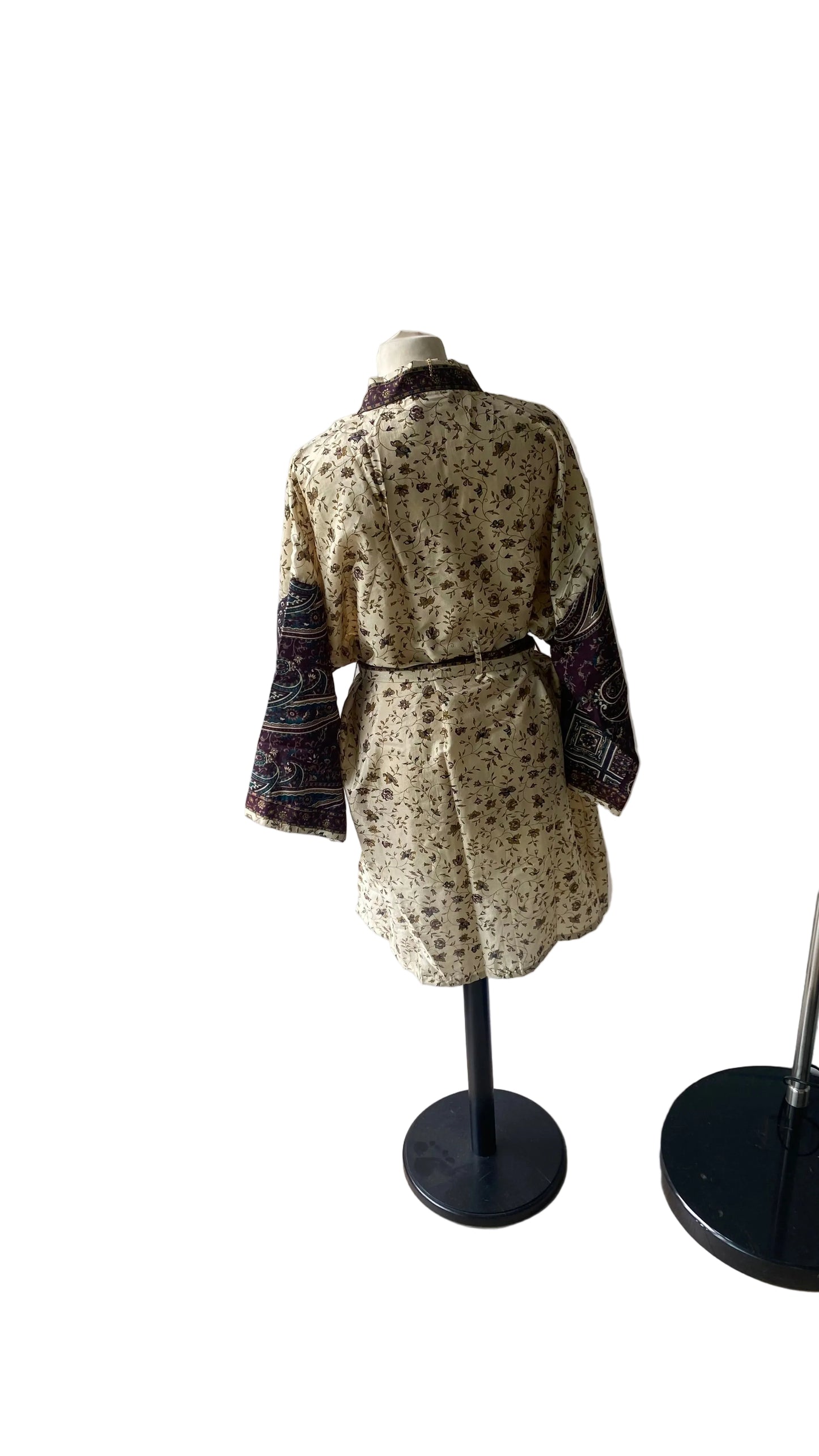 Dos du kimono en sari recyclé beige fleuri, pièce unique bohème chic