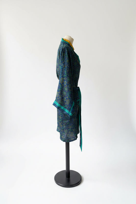 Kimono en sari recyclé bleu turquoise avec poches et ceinture, pièce unique artisanale