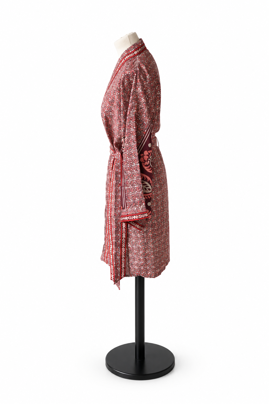 Kimono midi en sari indien recyclé vieux rose, bordeaux et terracotta à motifs vue de coté