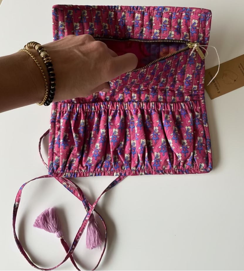 Détail du tissu en sari recyclé lilas et bleu utilisé pour la pochette artisanale