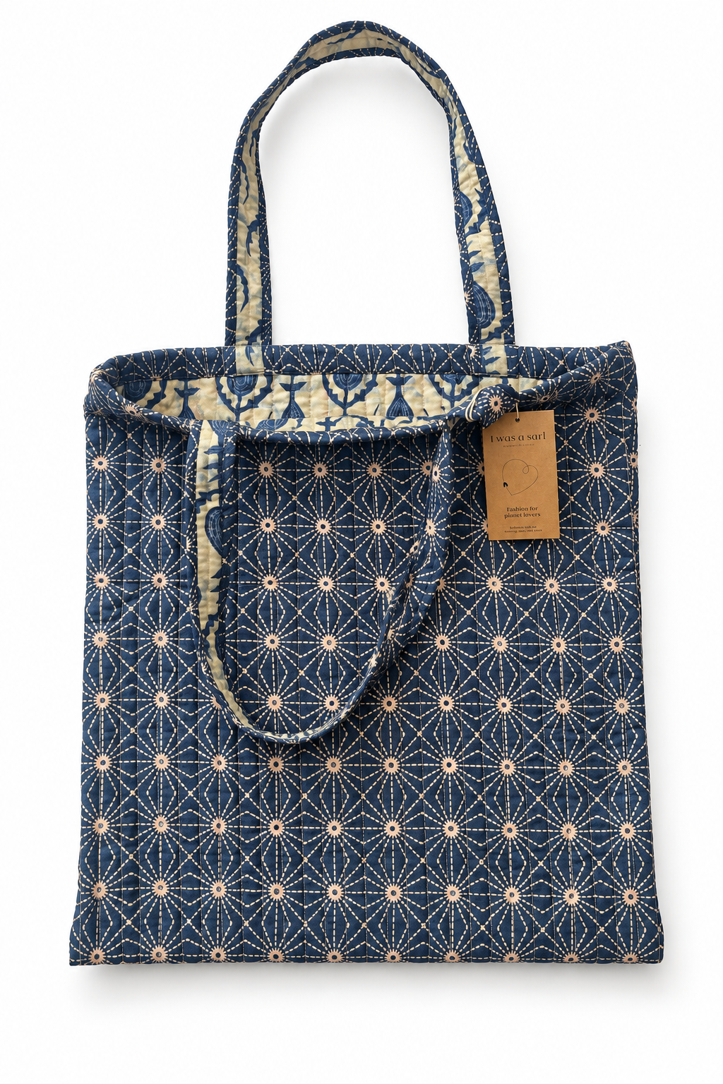Sac cabas en sari indien recyclé bleu à petits motifs beige, anses relevées et étiquette visible.