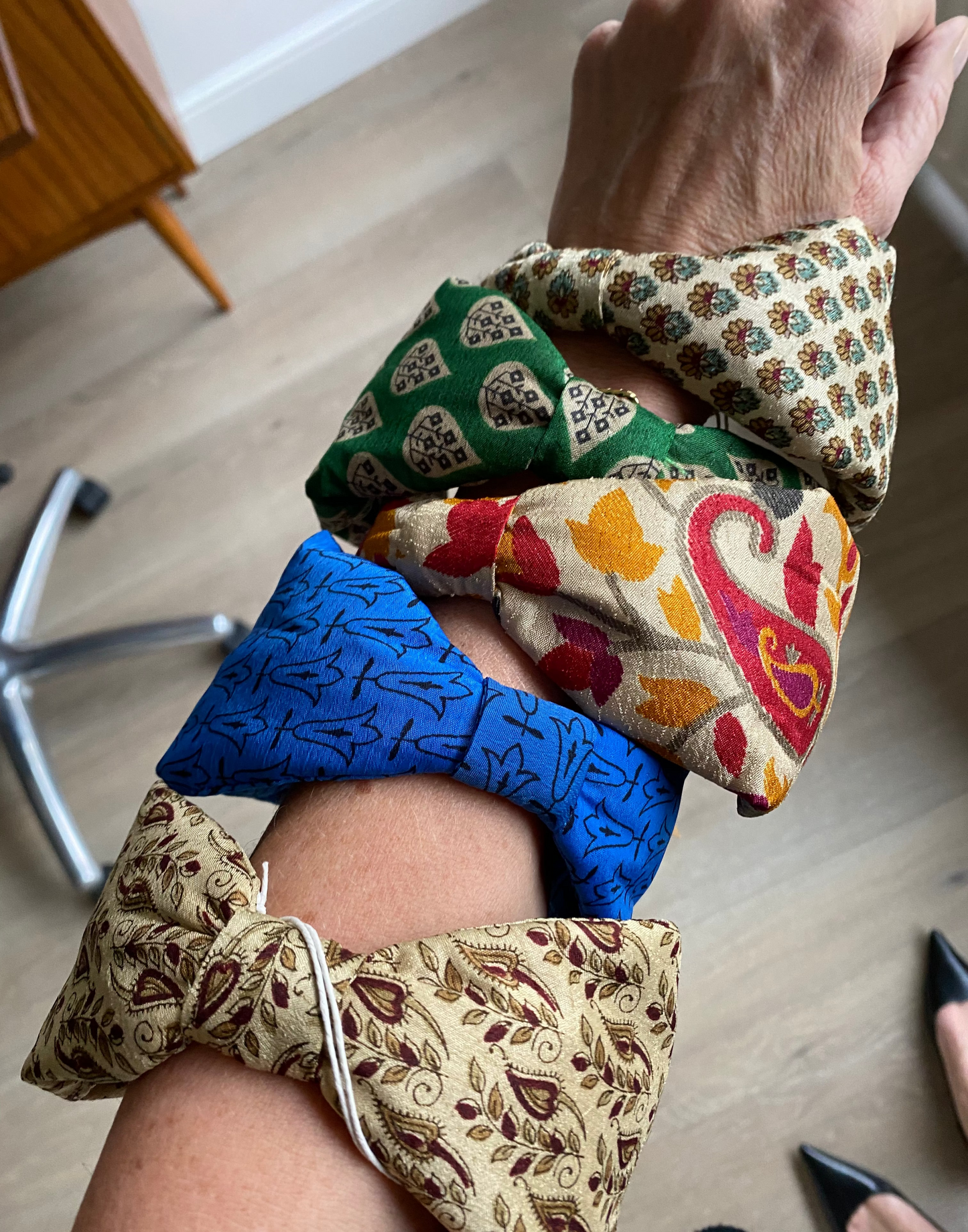 Serre-tête en sari recyclé bleu roi présenté avec plusieurs modèles de la collection