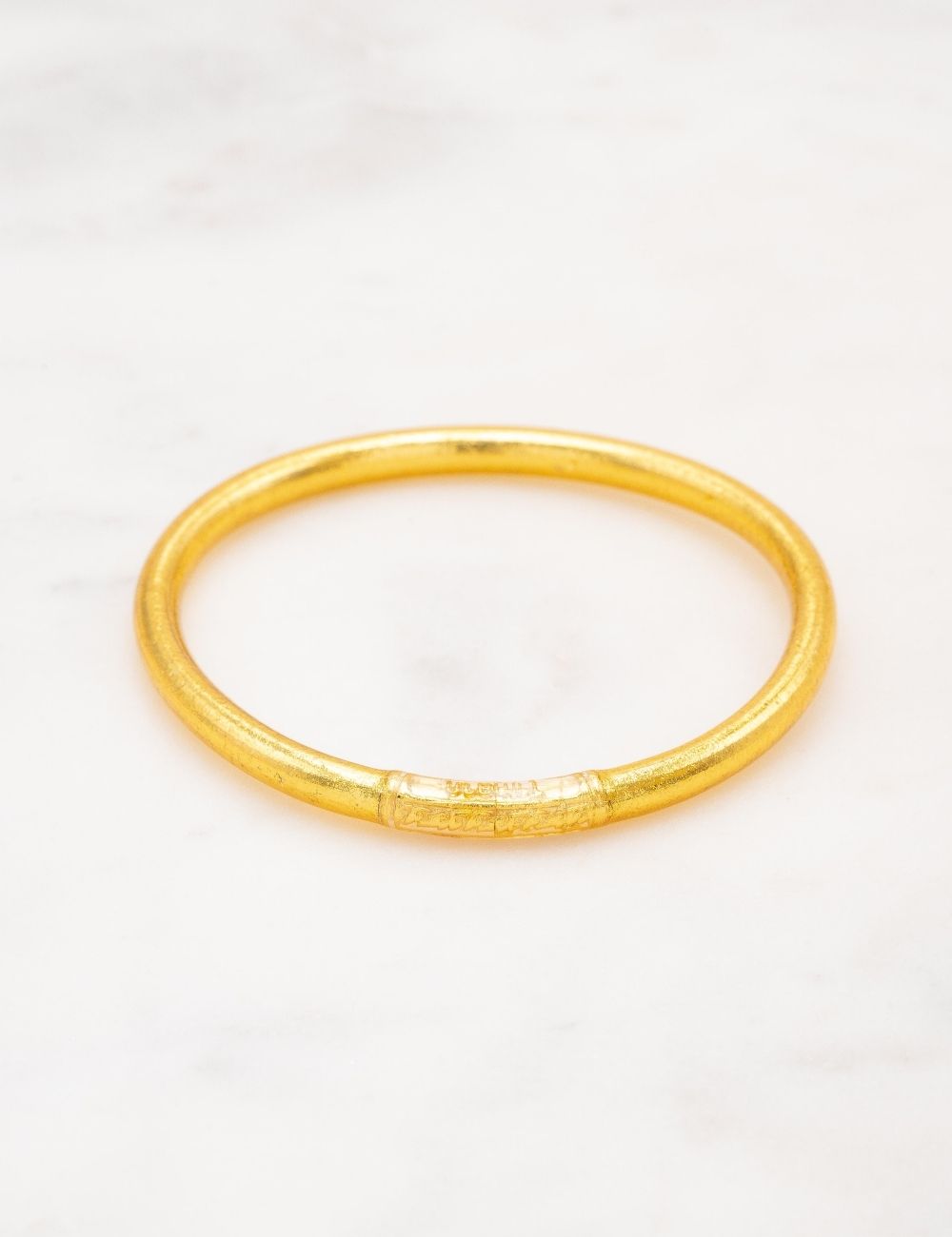 Goudkleurige boeddhistische jonc-armbanden met mantra – Ikita Paris