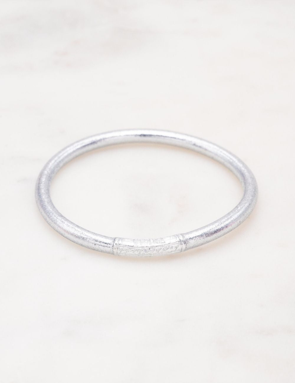 Boeddhistische jonc-armbanden met zilverkleurig mantra – Ikita Paris