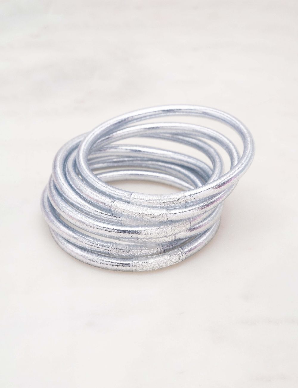 Boeddhistische jonc-armbanden met zilverkleurig mantra – Ikita Paris