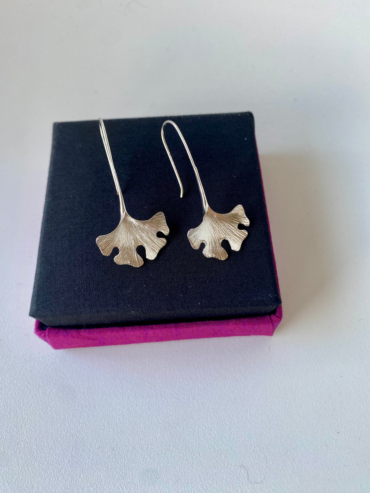 Boucles d’oreilles Feuille de Ginkgo – fait à la main en argent