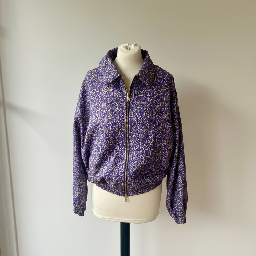 Veste bomber violette en sari recyclé présentée sur mannequin
