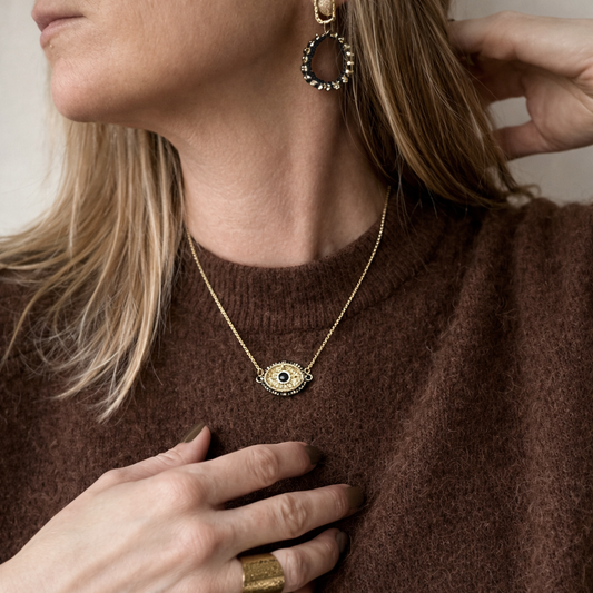 Collier Orena – ras de cou/Médaillon Doré & Pierre Bleue: Pièce Unique