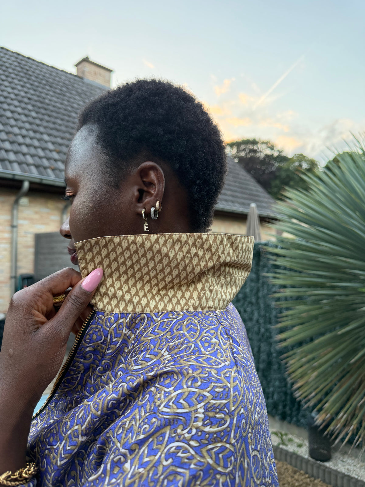 Détail du bomber femme violet confectionné artisanalement dans un sari upcyclé