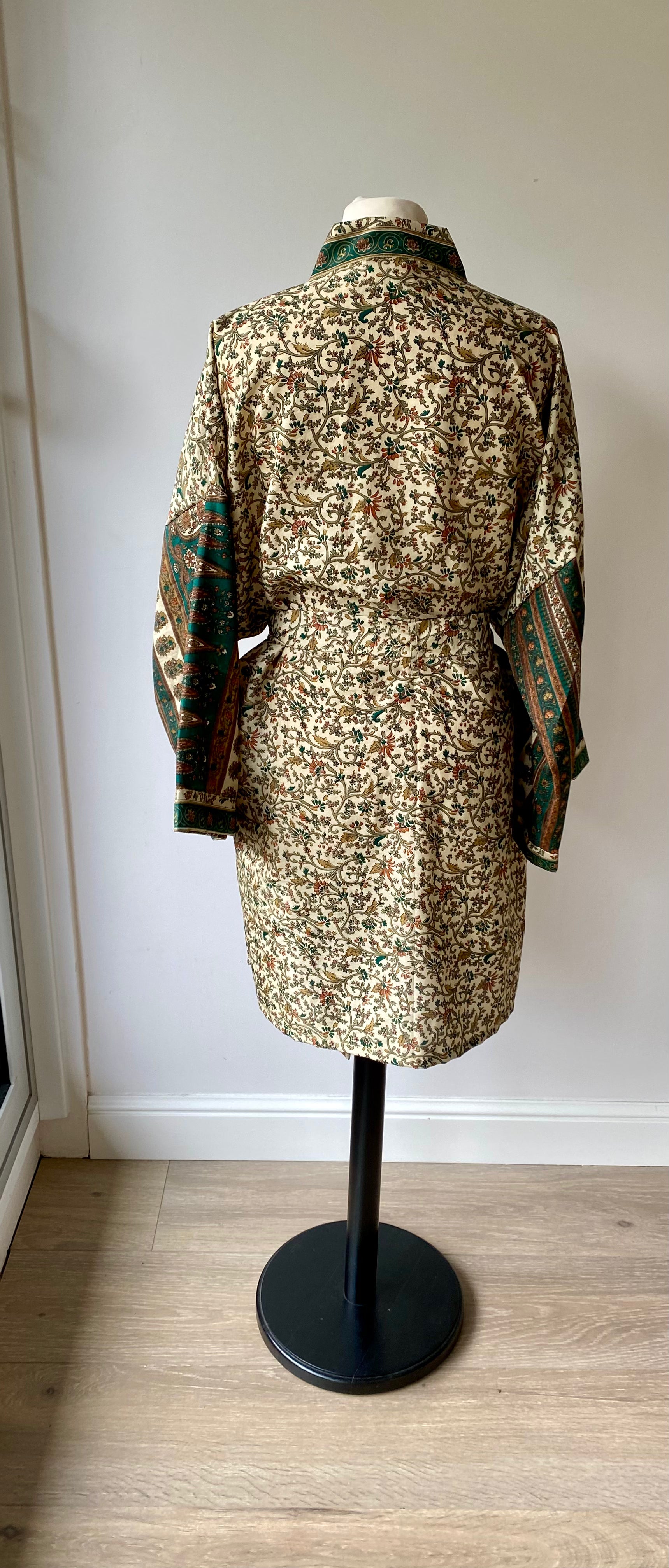 Dos du kimono vert olive et beige à imprimé végétal style bohème chic