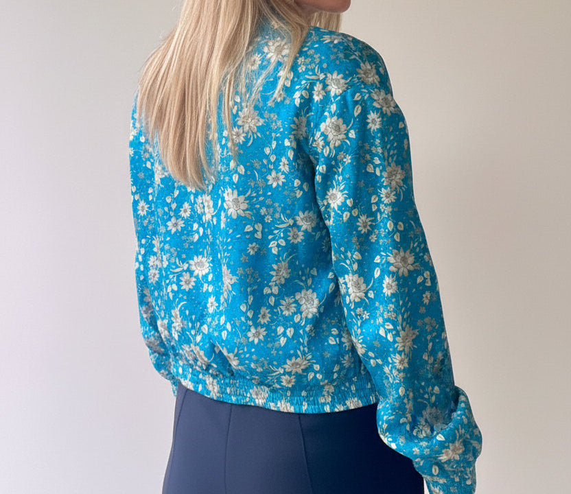 Vue portée de dos : Dos d'un bomber femme en sari recyclé bleu turquoise, confection artisanale à partir de tissu revalorisé.