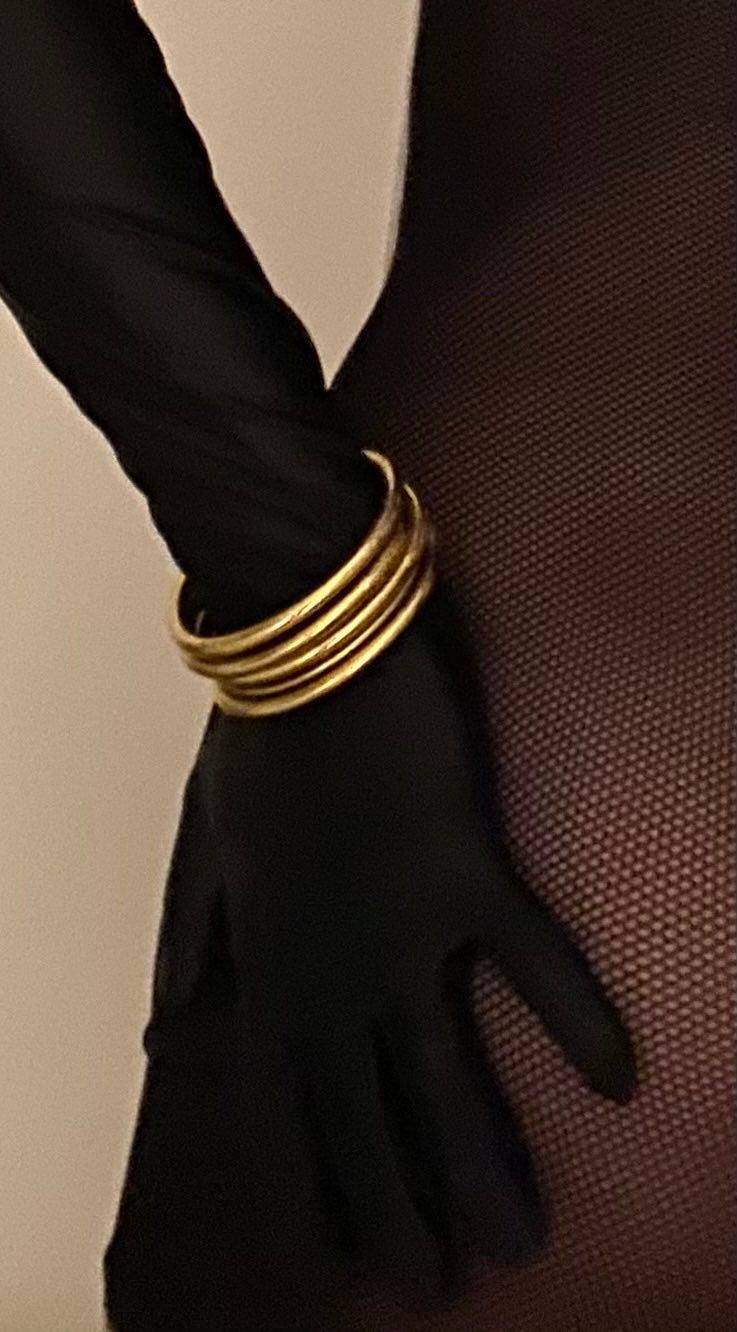 Goudkleurige boeddhistische jonc-armbanden met mantra – Ikita Paris
