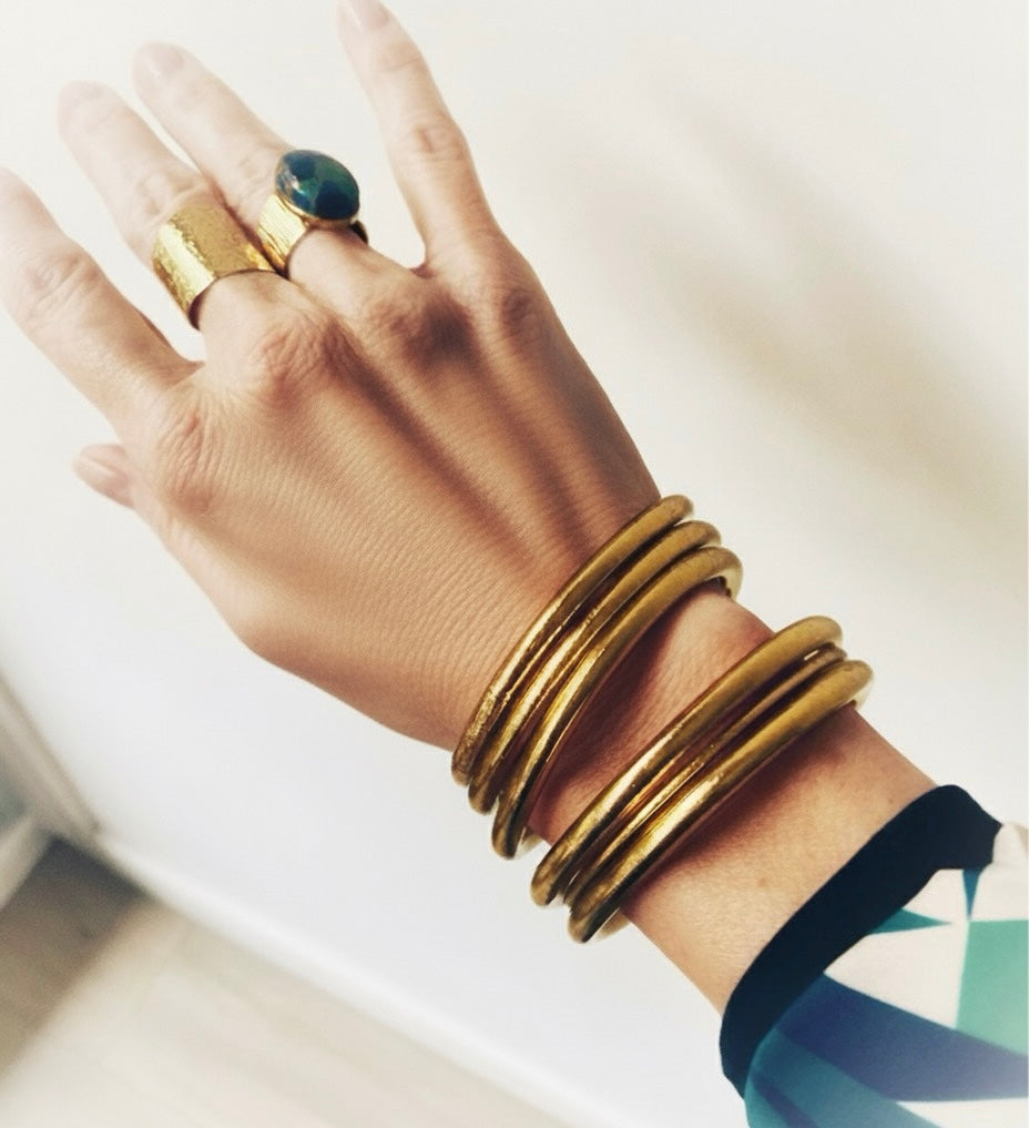Goudkleurige boeddhistische jonc-armbanden met mantra – Ikita Paris