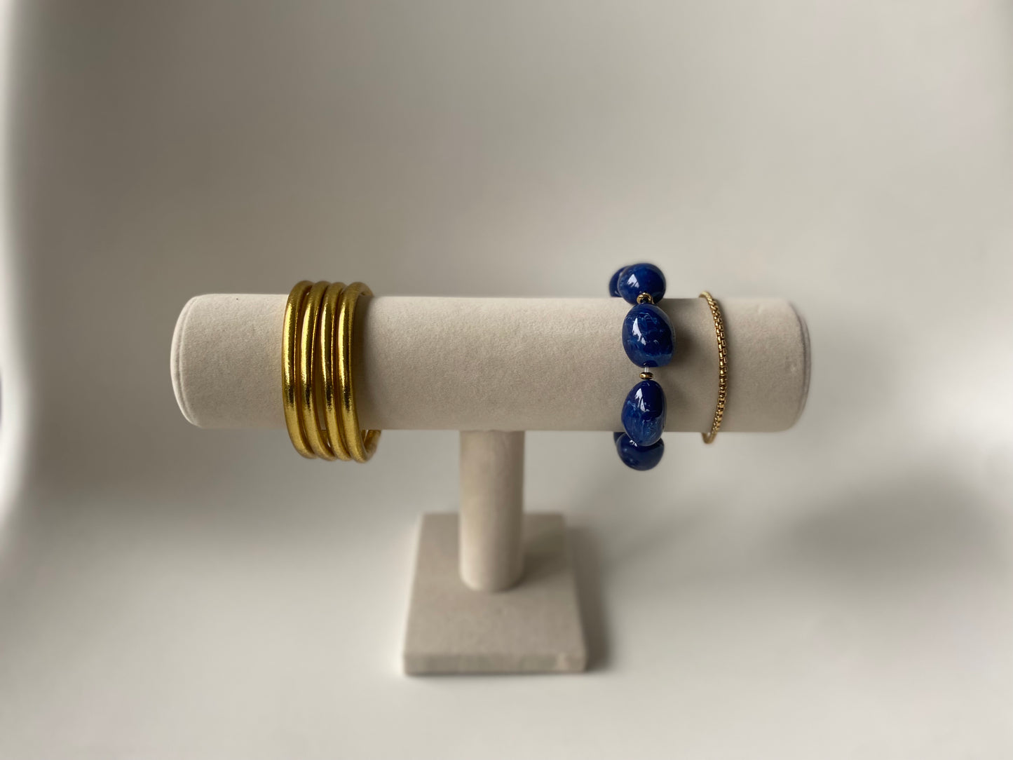 Goudkleurige boeddhistische jonc-armbanden met mantra – Ikita Paris
