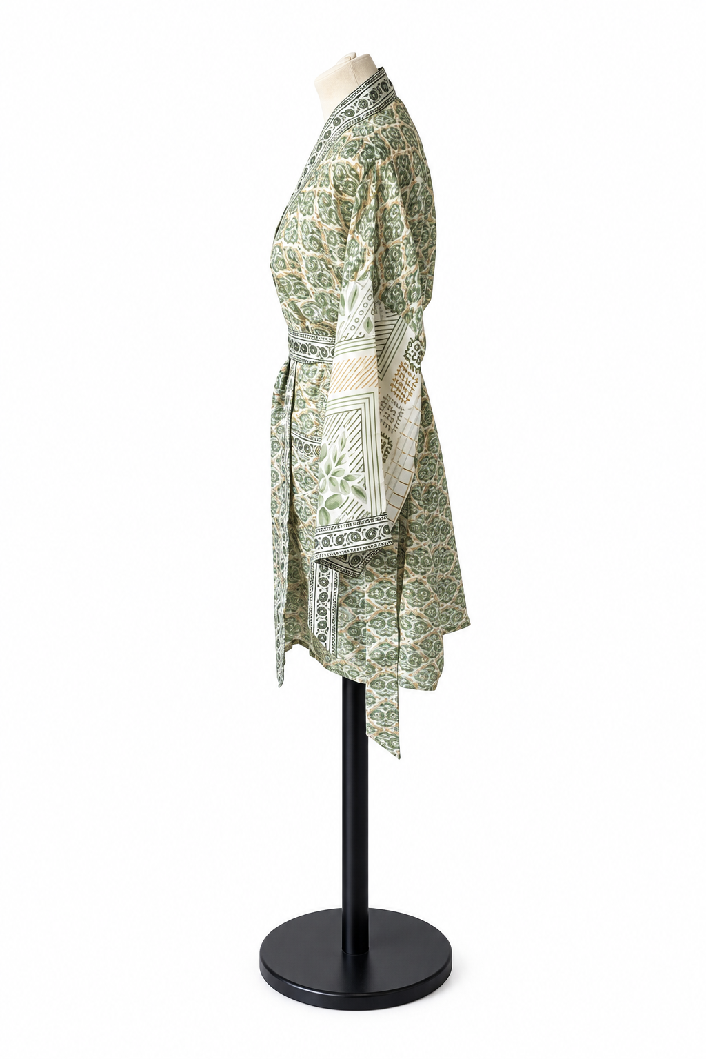 Kimono en sari indien  recyclé beige et vert d'eau, vue de  profil