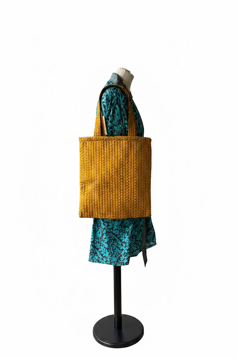Kimono bohème femme turquoise et noir porté avec sac cabas jaune