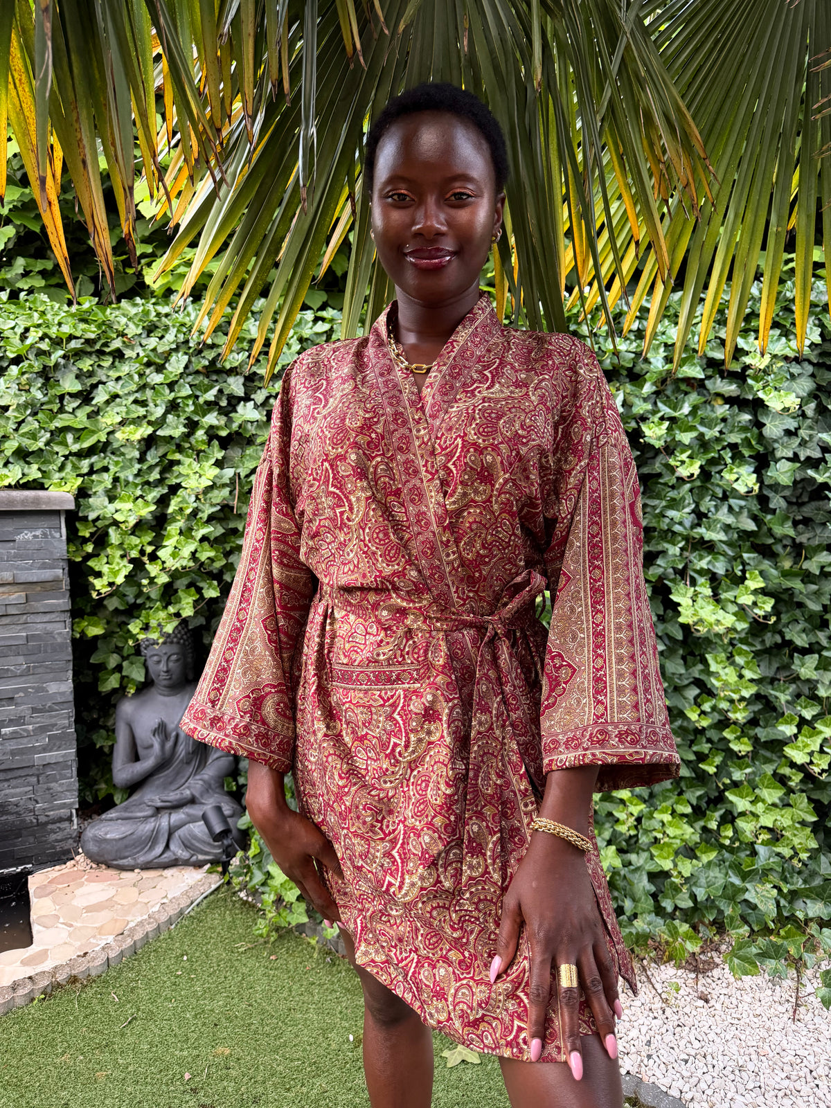 Kimono en sari indien recyclé bordeaux et or à motifs cachemire, porté de face en extérieur