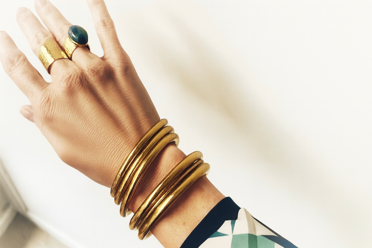 Goudkleurige boeddhistische jonc-armbanden met mantra – Ikita Paris