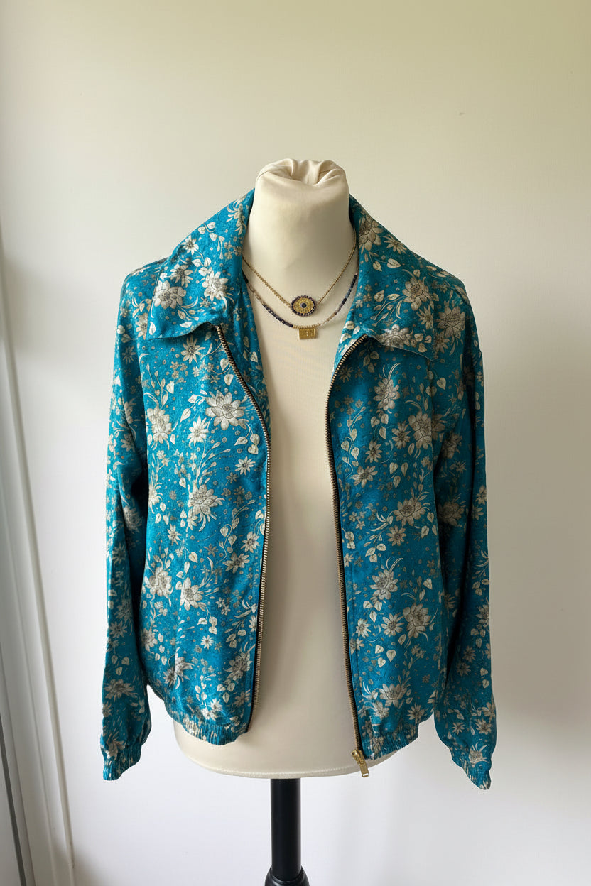 Bomber en sari recyclé bleu turquoise, pièce unique artisanale.