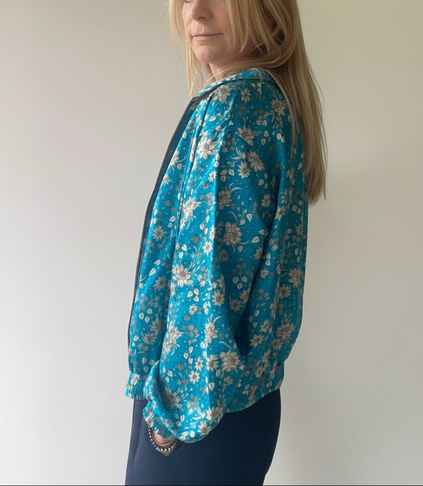 Vue de profil d'un bomber artisanal en sari recyclé bleu turquoise