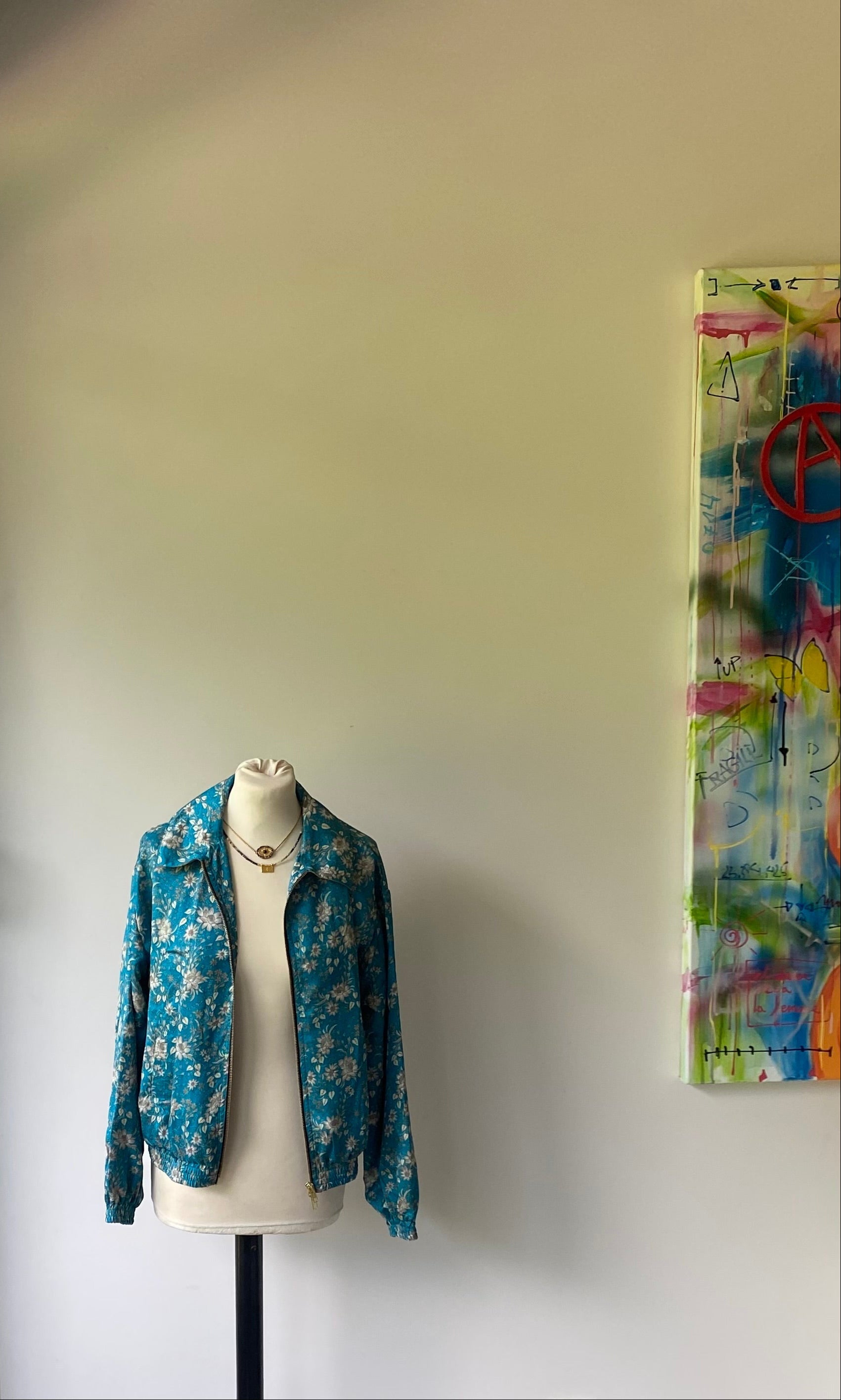 Bomber en sari recyclé bleu turquoise, pièce unique artisanale.