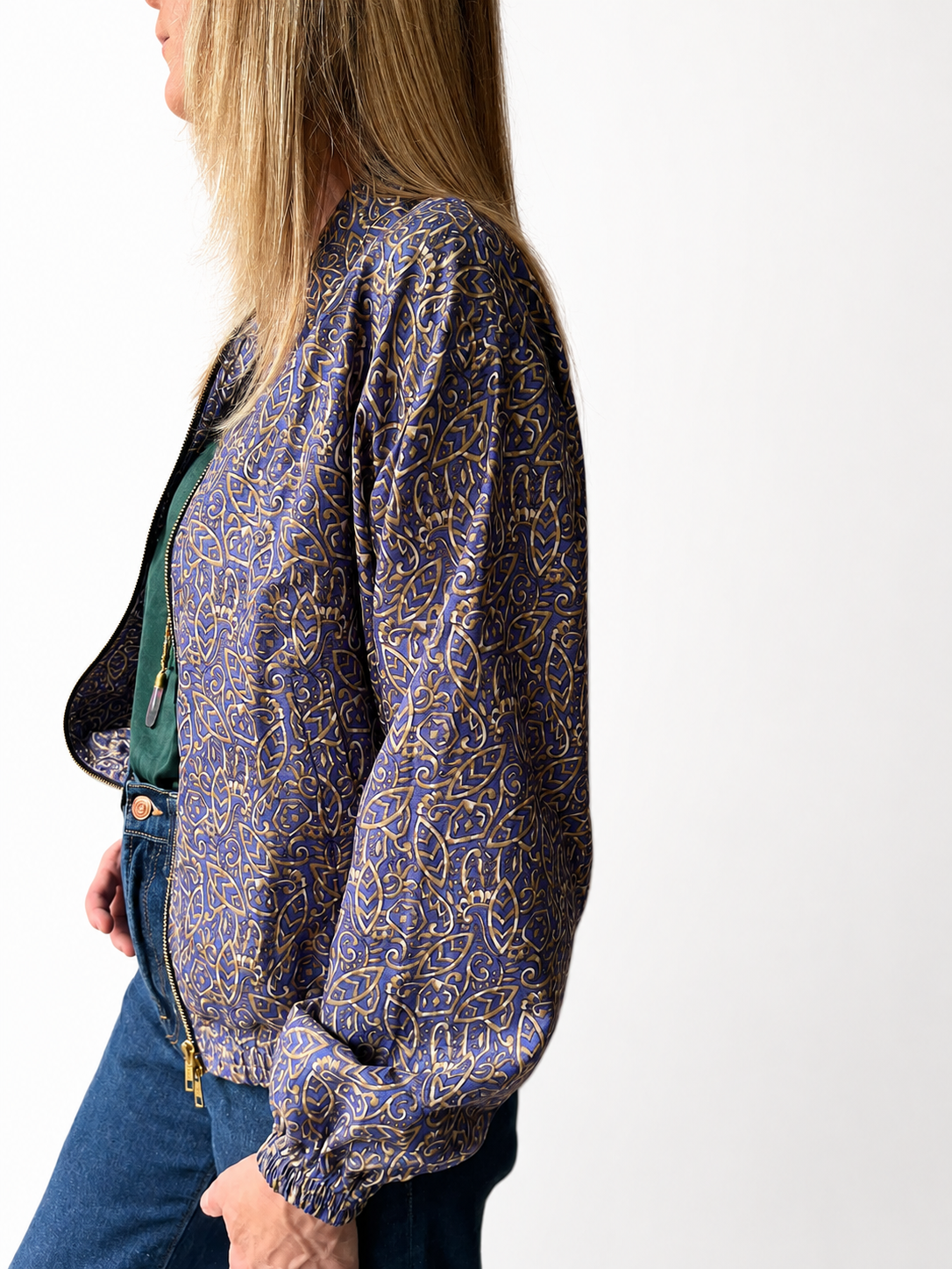 Bomber femme en sari recyclé violet et beige, vue de côté