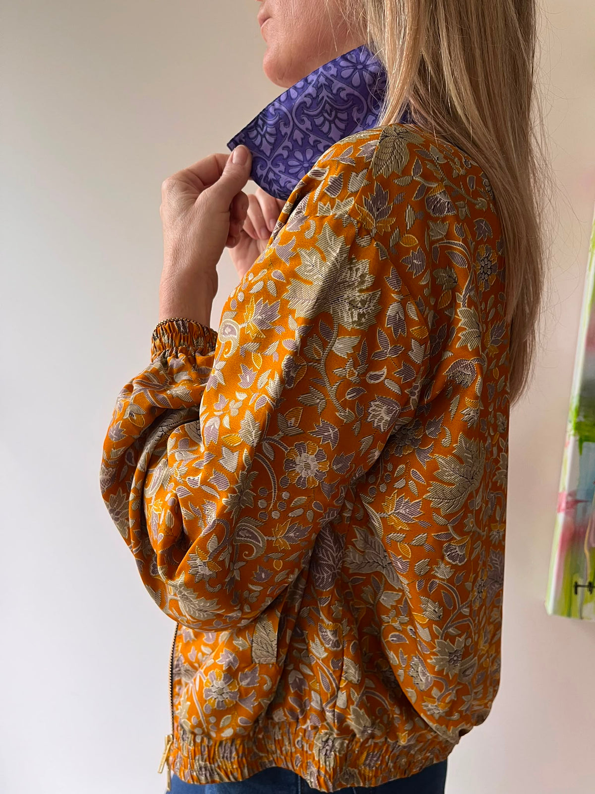 Détail du tissu imprimé du bombers en sari recyclé ocre violet et beige