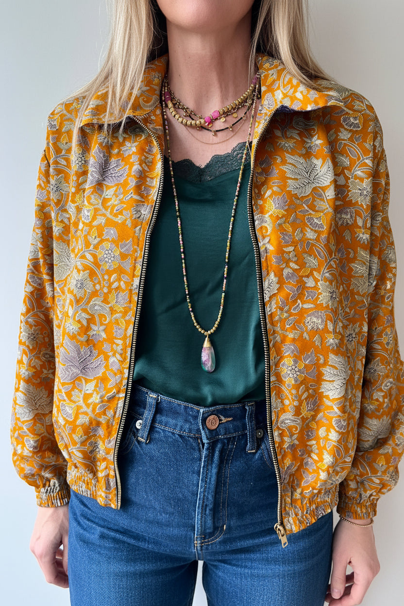 Bombers artisanal en sari recyclé ocre violet et beige porté par un mannequin