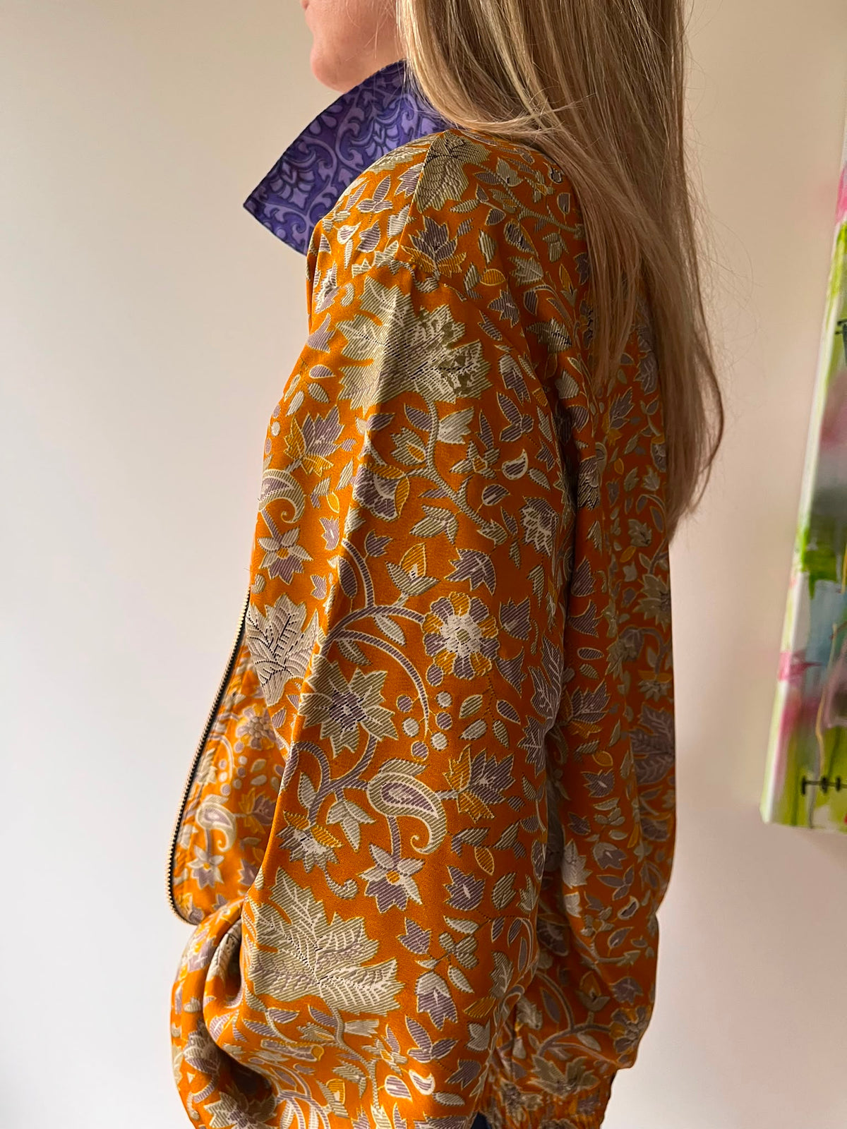 Vue de profil du bombers femme en sari recyclé ocre violet et beige