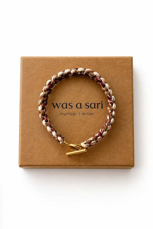 Bracelet en macramé en sari recyclé écru, brun et bordeaux  – vue de dessus