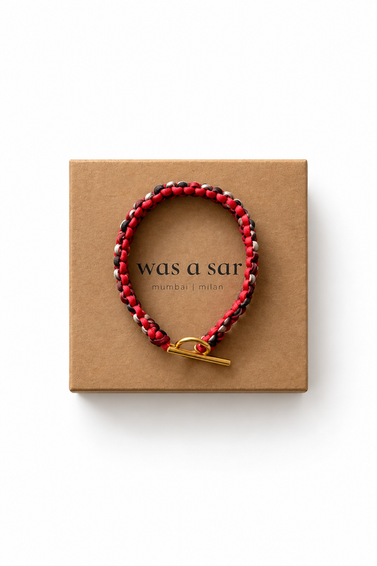 Bracelet en macramé en sari recyclé rouge et bordeaux – vue de dessus