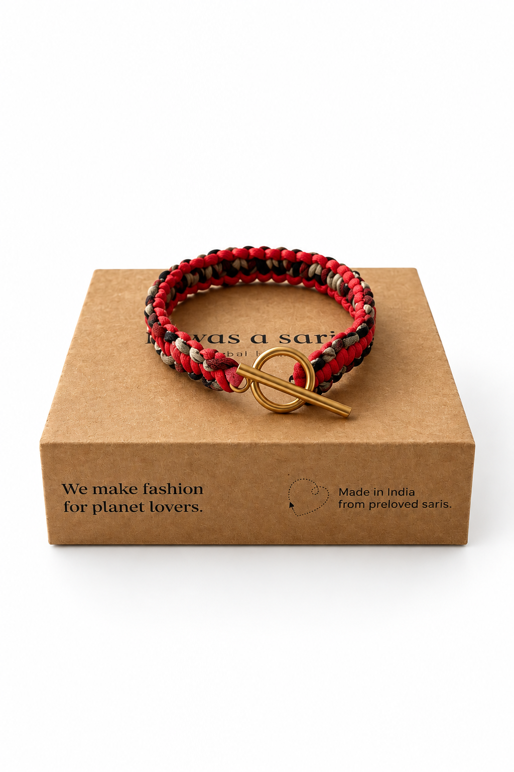 Bracelet en macramé en sari recyclé rouge et bordeaux avec fermoir en acier inoxydable