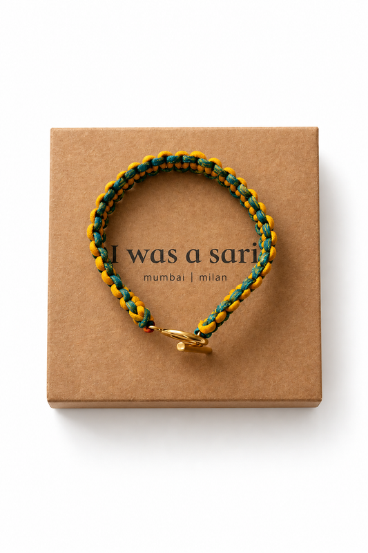 Bracelet en macramé en sari recyclé vert, jaune et turquoise – vue de dessus