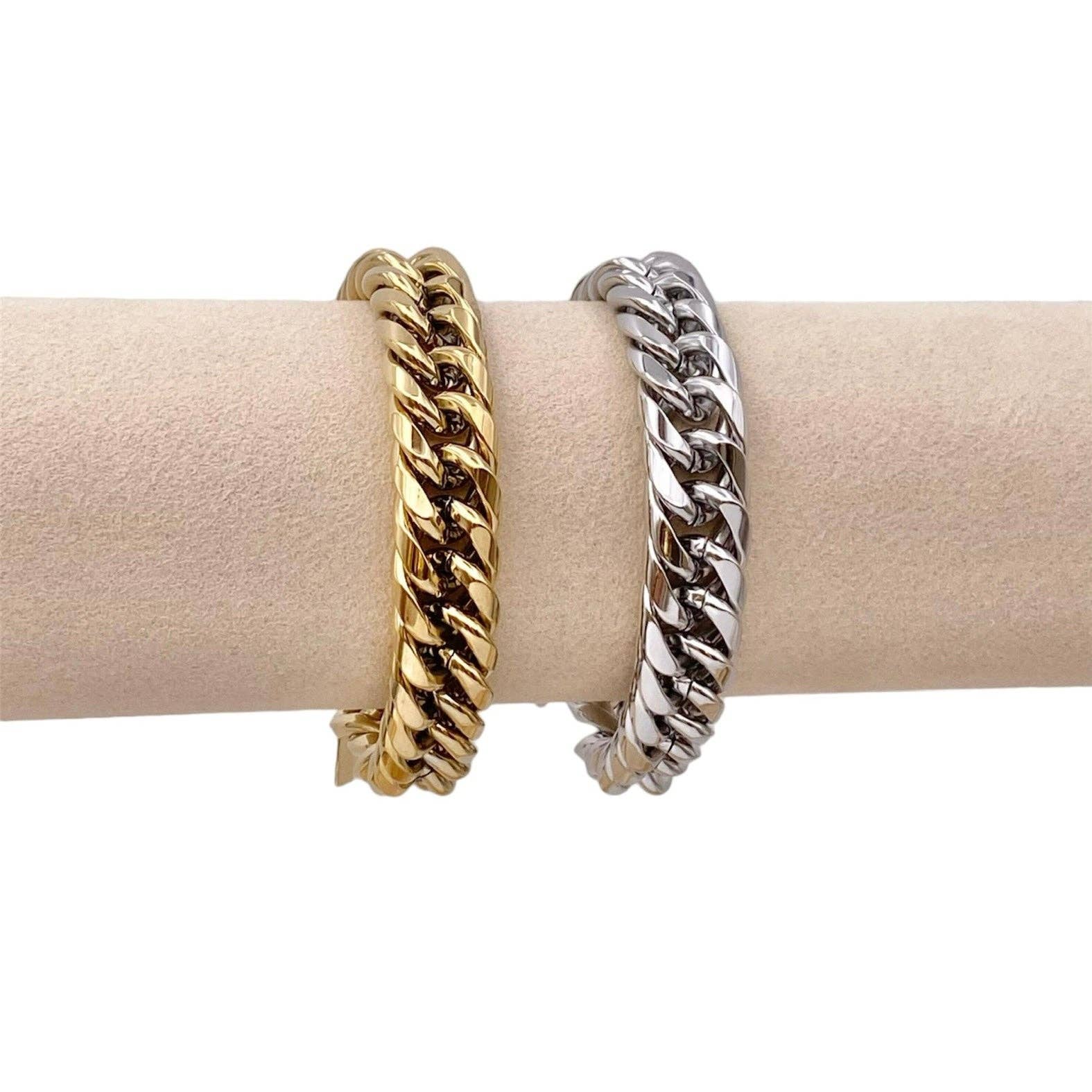 Bracelet à maillons en acier inoxydable disponible en version dorée et argentée